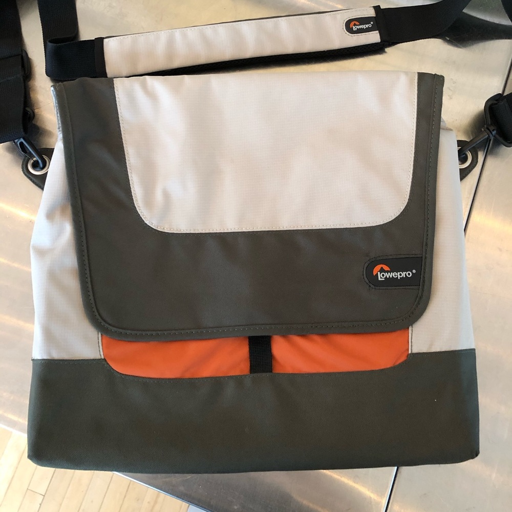 Lowepro padded laptop messenger bag new 12”x14”